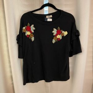 Short sleeve shirt with embroidery